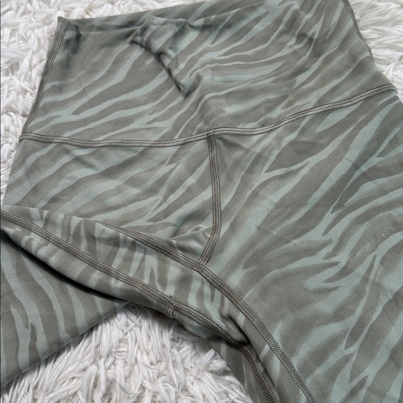 Lululemon Align Short 8" Le Tigre Camo Green Fern Multi - Picture 2 of 5